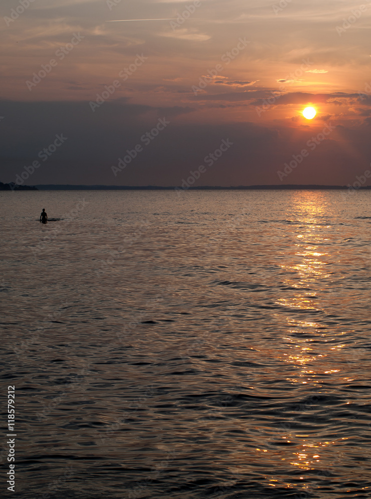 Sonnenuntergang an der Ostsee mit Silhouetten