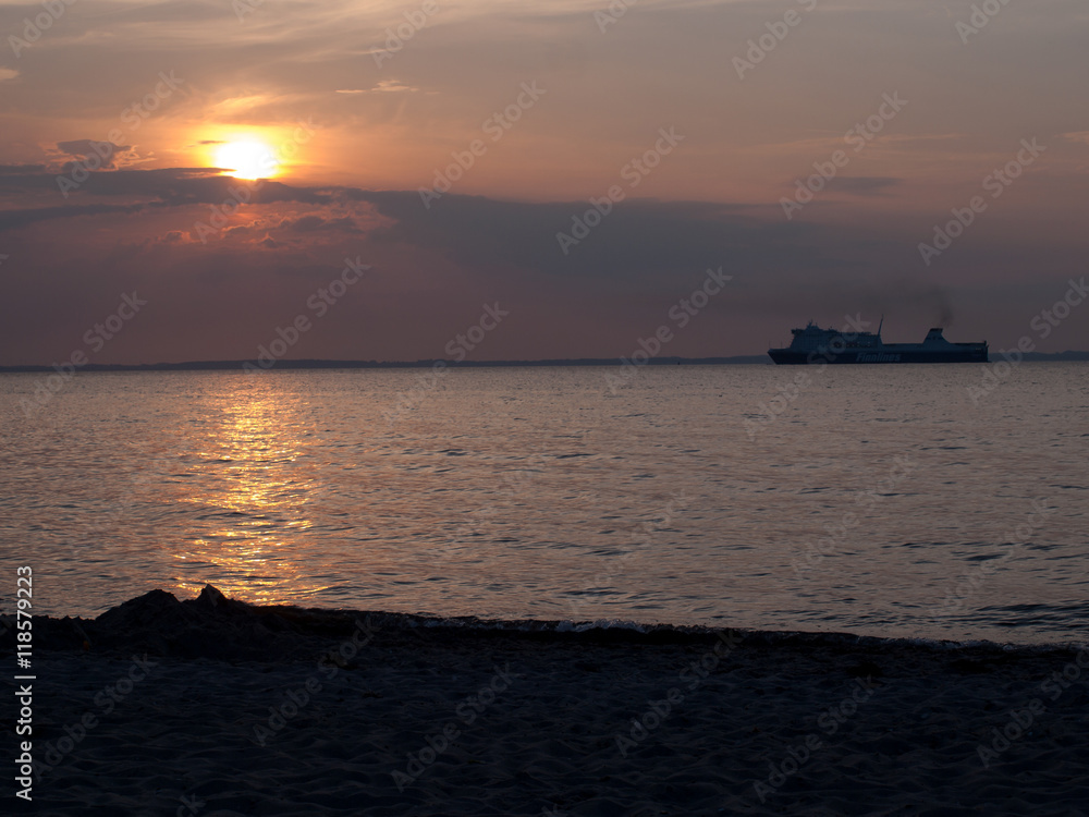 Sonnenuntergang an der Ostsee mit Silhouetten Sonnenuntergang an der Ostsee mit Silhouetten