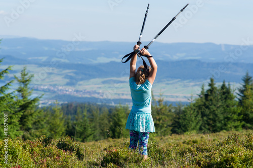 dziewczynka z kijami trekkingowymi w górach, Gorce, widok na zalew Czorsztyński