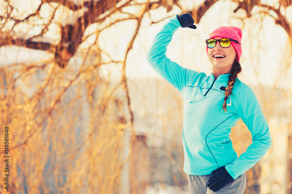 Obraz premium Girl jogging in frozen park