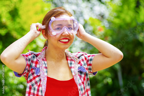 smilling women with colorfull clothes putting on security glasses