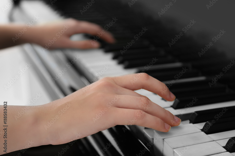 Fototapeta premium Girl playing on piano