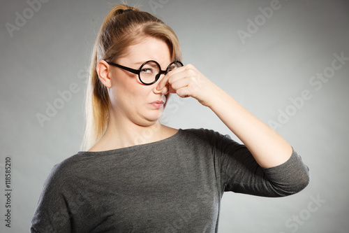 Foto Girl pinches her nose because of stench stink.
