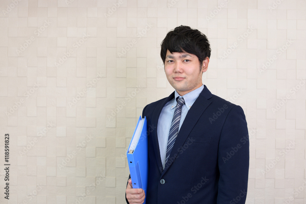 微笑むビジネスマン