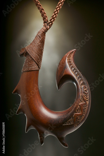 Aus Holz geschnitzter Angelhaken als Maori Symbol Schmuck Anhänger. photo