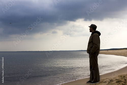 Canvas Print Lonely man looking at sea