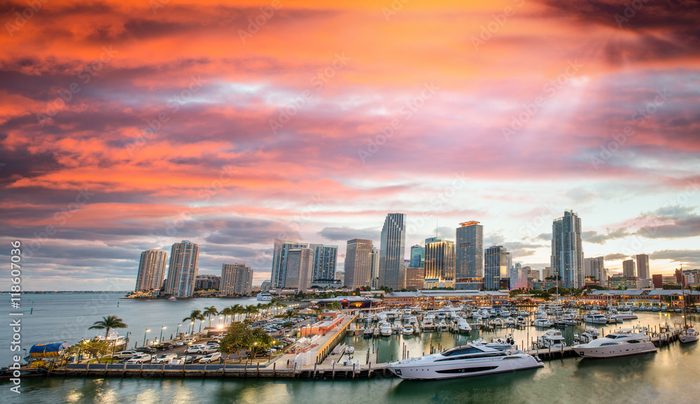 Fototapeta premium Amazing sunset colors of Miami. Downtown panoramic view