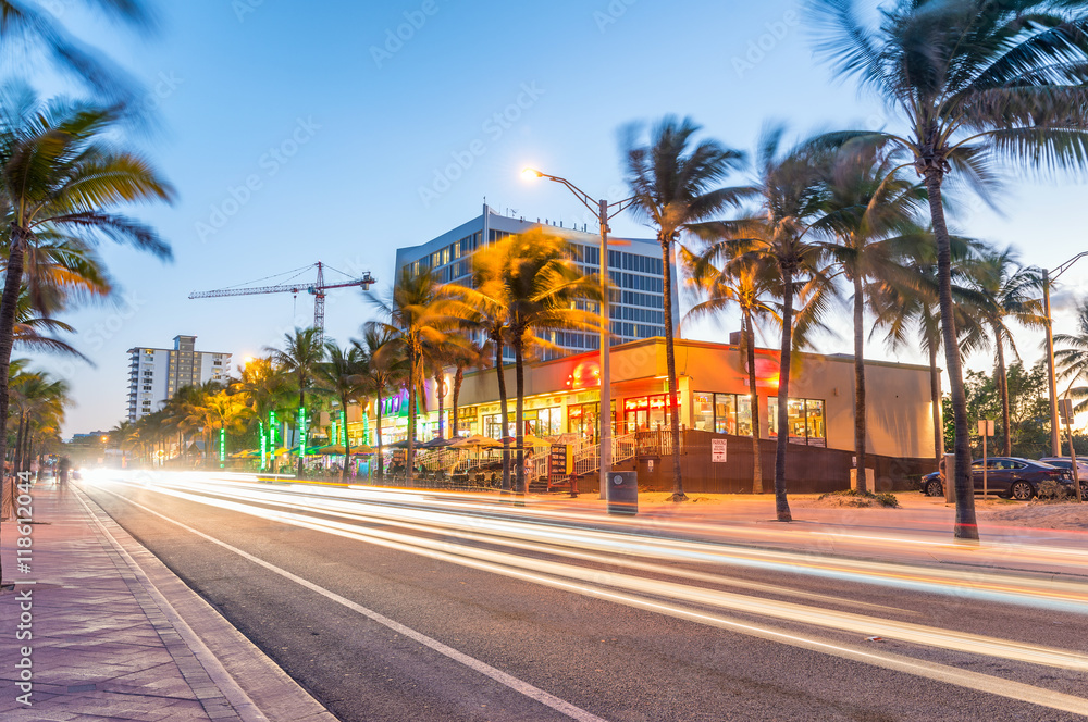 Amazing night view of Fort Lauderdale avenue near the sea