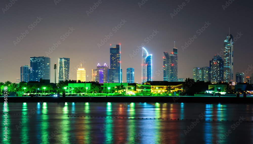Obraz premium Amazing night dubai downtown skyline with tallest skyscrapers and beautiful Jumeirah beach reflection, Dubai, United Arab Emirates