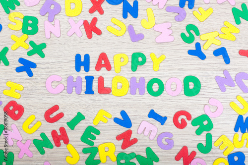 Bunter Buchstabensalat mit Happy Childhood