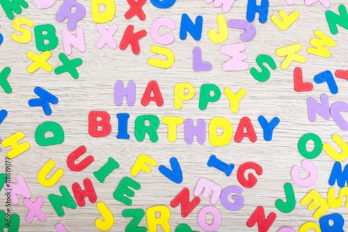 Bunter Buchstabensalat mit Happy Birthday