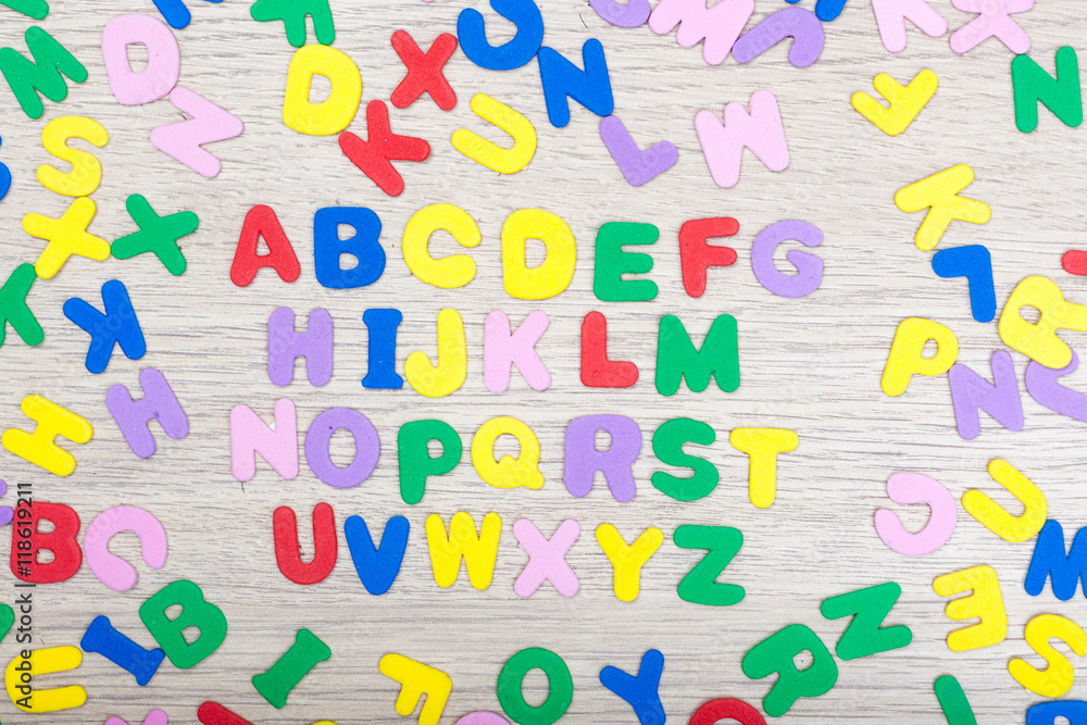 Bunter Buchstabensalat mit Alphabet Bunter Buchstabensalat mit Alphabet