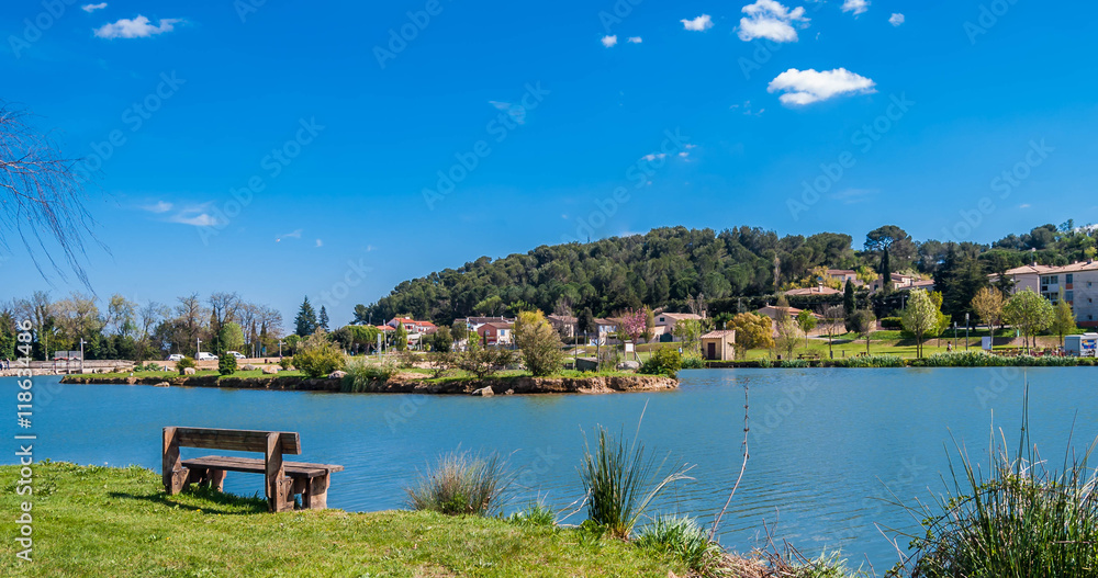 Fototapeta premium Aire de promenade et plan d'eau.