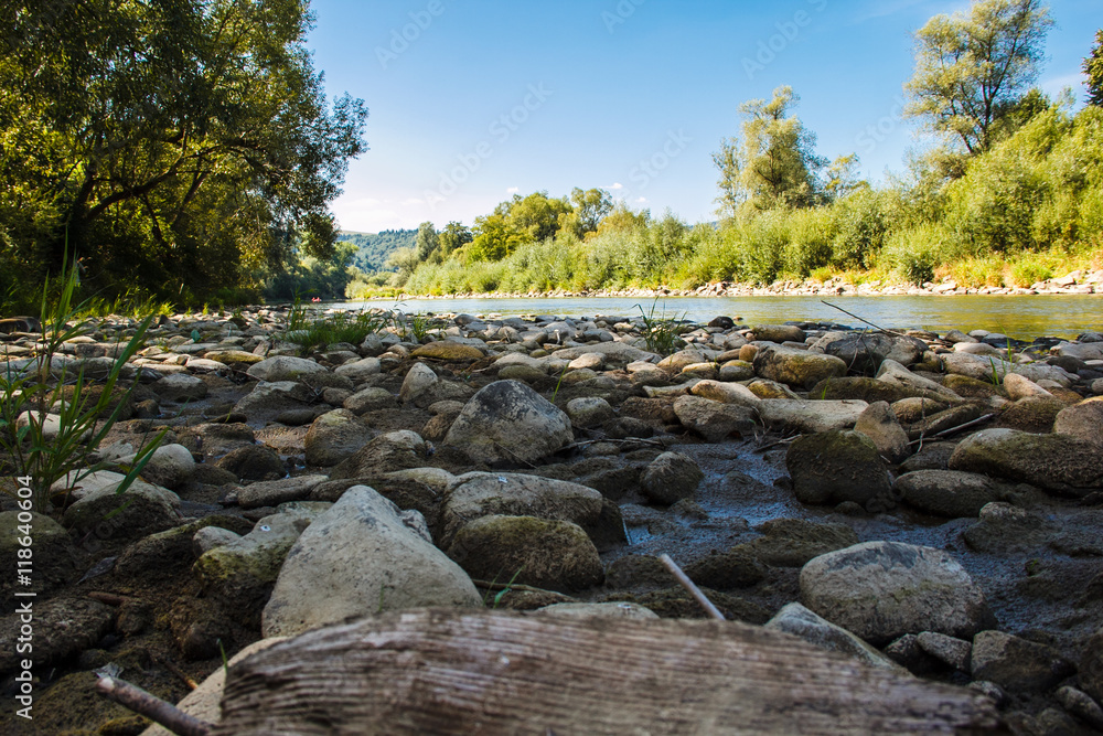 Obraz premium Kamienie przy rzece