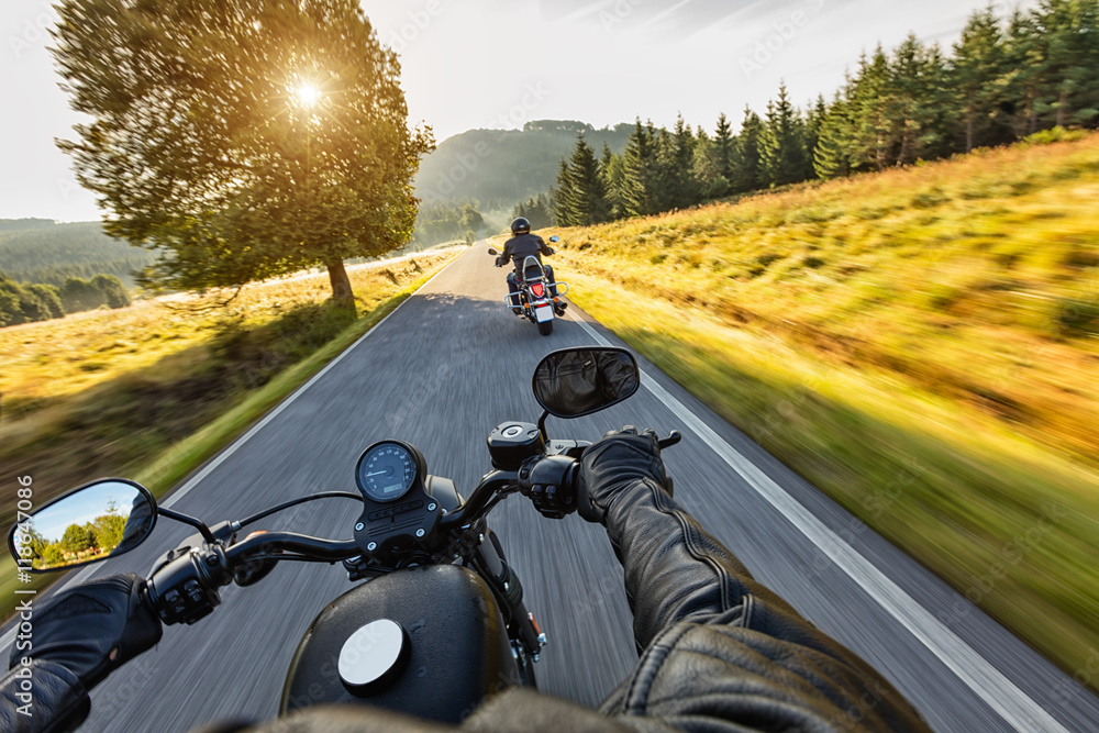Fototapeta premium Kierowcy motocykli jadący autostradą