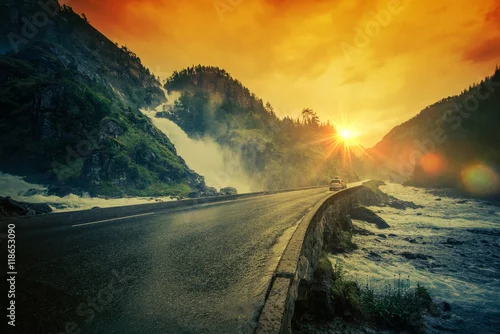 Obraz Malownicze wodospady Latefossen