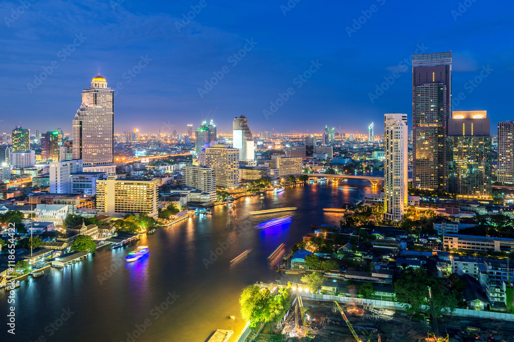 Naklejka premium Panoramę Bangkoku wzdłuż rzeki Chao Phraya w Bangkoku w Tajlandii