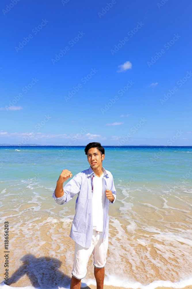 沖縄の美しい海と笑顔の男性