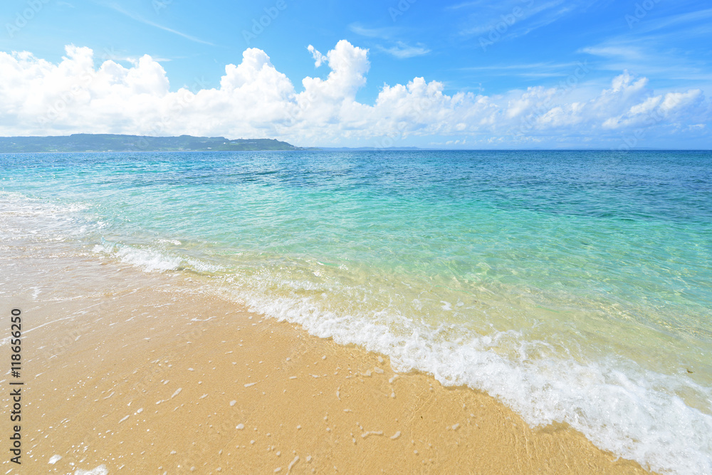 沖縄の美しい海とさわやかな空