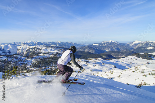 Skifahrerin vor herllicher Gebirgskulisse