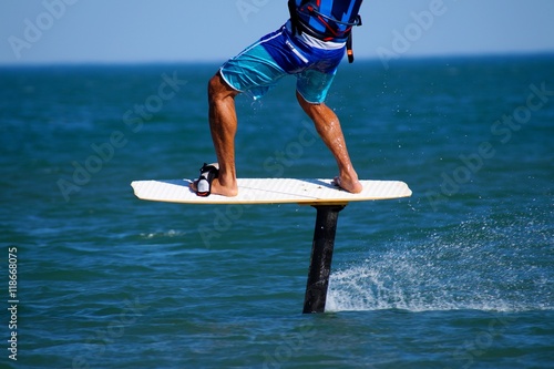 Kitesurfer sur hydrofoil 2