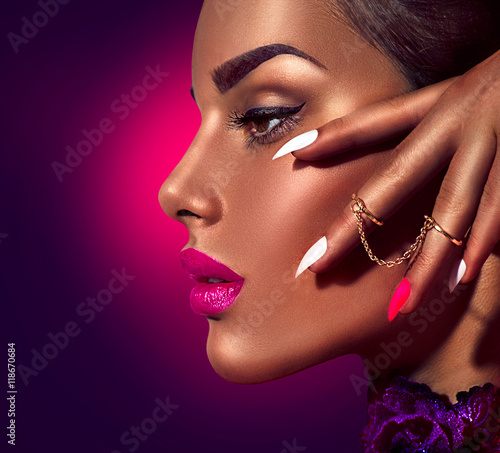 Obraz na plátně Sexy model with brown skin and purple lips over dark background