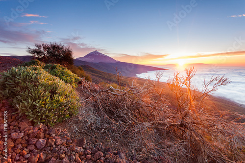 Farbenfroher Sonnenuntergang am Teide in Teneriffa im Gegenlicht über den Wolken - Kanarische Inseln - Spanien- Postkartenmotiv