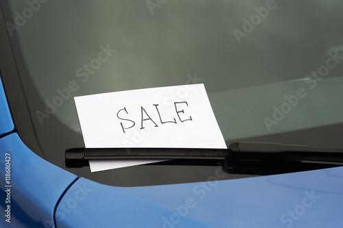 Advertisment about sale on a windscreen