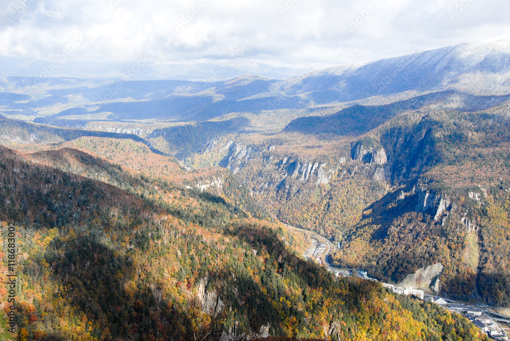 北海道・黒岳から見下ろす秋の層雲峡