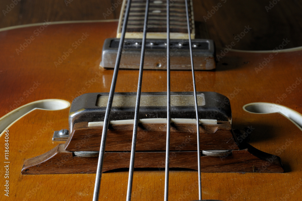 Tonabnehmer, Saiten und Korpus eines E-Bass Tonabnehmer, Saiten und Korpus eines E-Bass