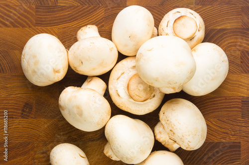 champignons on wooden background