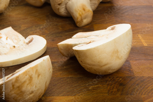 champignons on wooden background