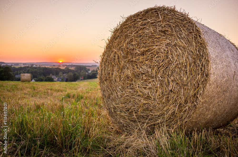 Strohballen auf einem Feld bei Sonnenuntergang. Strohballen auf einem Feld bei Sonnenuntergang.