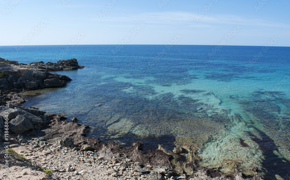 Formentera, Isole Baleari: le rocce e l'acqua trasparente di Calo des Mort il 4 settembre 2010. Calo des Mort è una cala nascosta nella zona più a est della spiaggia di Migjorn Formentera, Isole Baleari: le rocce e l'acqua trasparente di Calo des Mort il 4 settembre 2010. Calo des Mort è una cala nascosta nella zona più a est della spiaggia di Migjorn