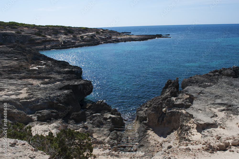 Formentera, Isole Baleari: la passerella di legno per tirare su le barche a Calo des Mort il 4 settembre 2010. Calo des Mort è una cala nascosta nella zona più a est della spiaggia di Migjorn