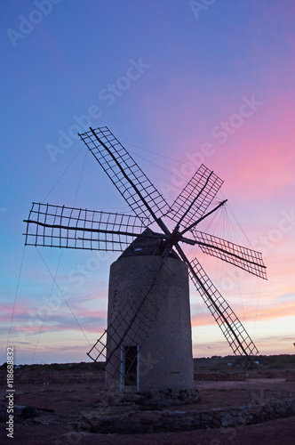 Fomentera, Isole Baleari: vista del mulino Moli Vell de La Mola al tramonto il 2 settembre 2010. Il mulino della Mola fu costruito nel 1778