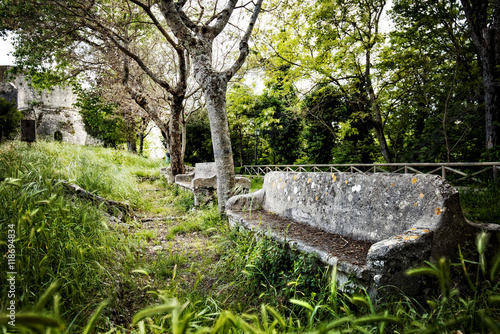 Foto vecchi sedili in cemento nel parco abbandonato