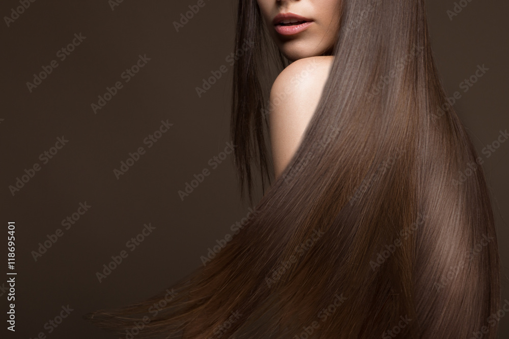 Fototapeta Piękna brunetka w ruchu z idealnie gładkimi włosami i klasycznym makijażem. Piękna twarz. Zdjęcie zrobione w studio.