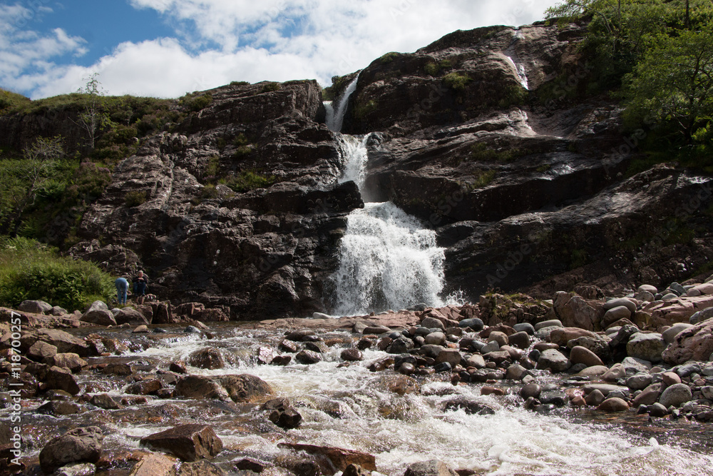 Naklejka premium Wasserfälle des Coe-Rivers in Glen Coe, Highlands, Schottland