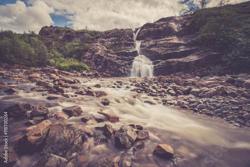 Wasserfälle des Coe-Rivers in Glen Coe, Highlands, Schottland, retro