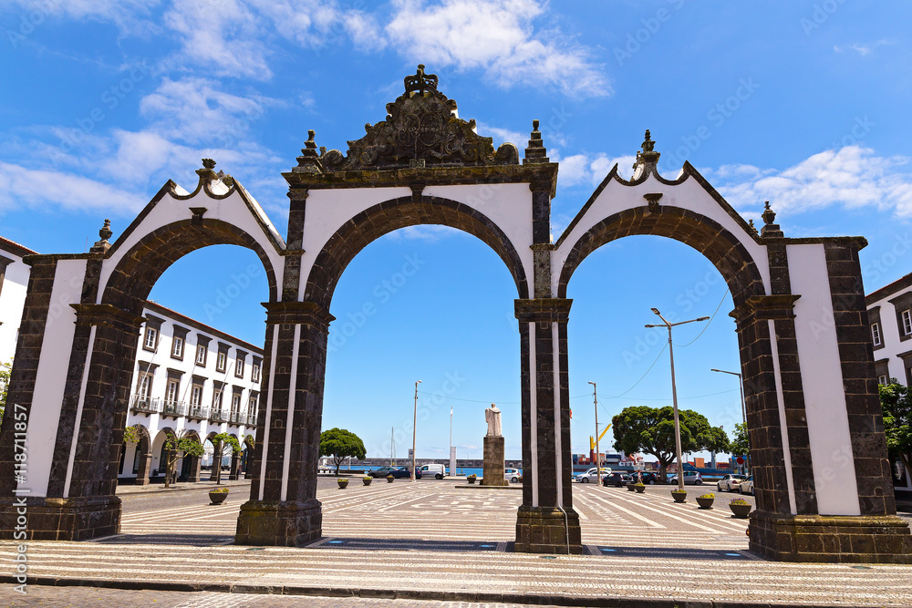 Obraz premium Portas da Cidade gates in Ponta Delgada, the capital of Azores, Portugal. Town square with the historical entrance overlooking the ocean.
