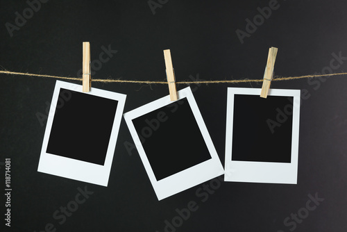 Bild auf Leinwand Photos hanging on rope