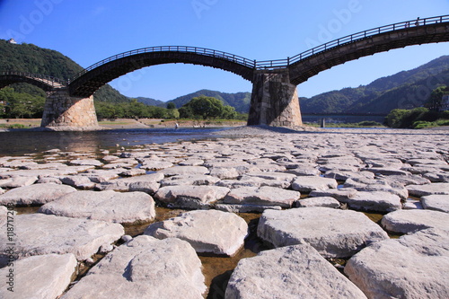 石畳の河原とアーチ橋