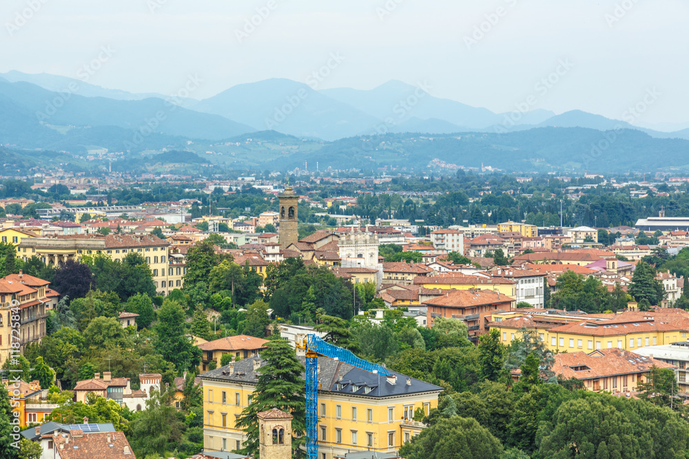 Fototapeta premium Widok na miasto Bergamo z góry