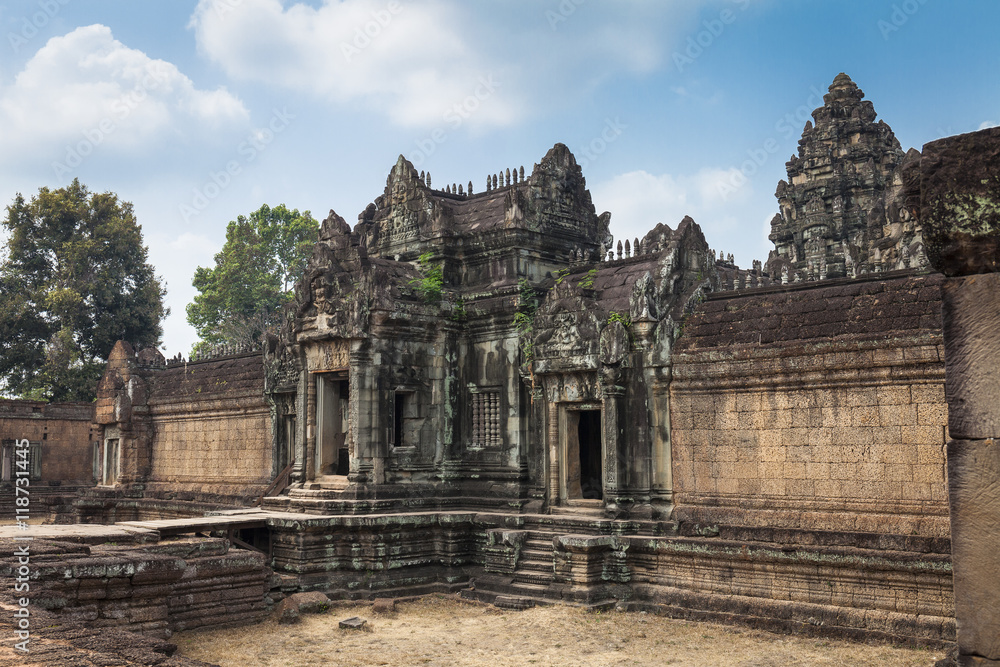 Naklejka premium Banteay Samre hindu temple, Angkor, Cambodia. Blue sky background
