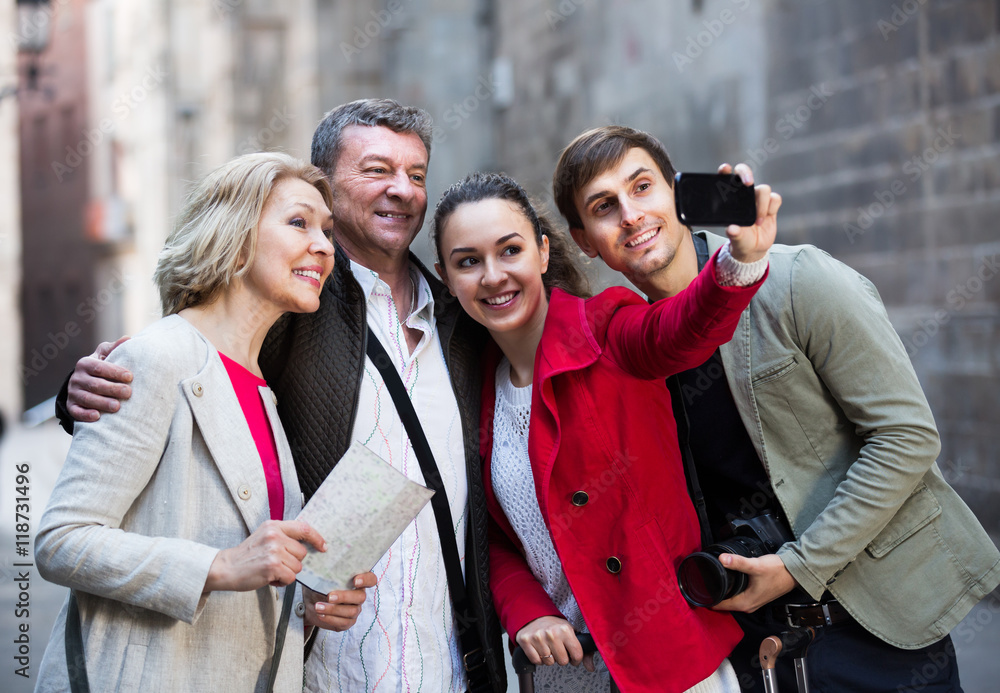 Obraz premium Laughing tourists shooting on cell phone