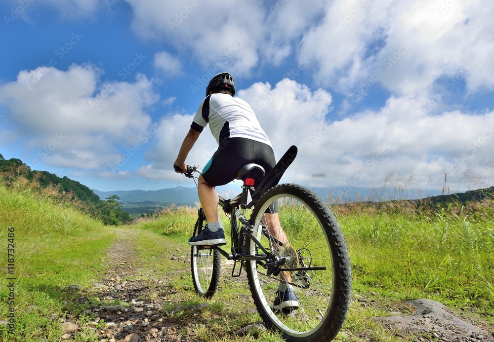 初秋の山道をマウンテンバイクで走る