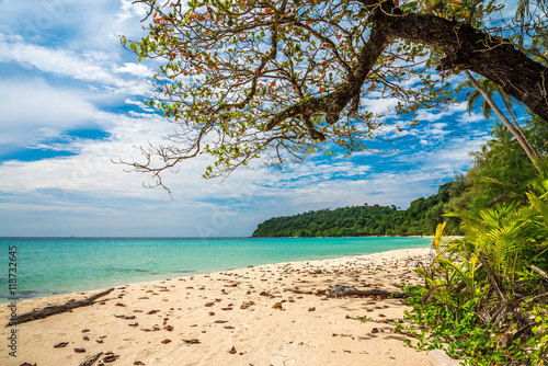 Fototapeta Naklejka Na Ścianę i Meble -  Beautiful tropical island beach, Koh Kood island Thailand - Travel summer holiday concept.	