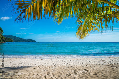 Fototapeta Naklejka Na Ścianę i Meble -  Beautiful tropical island beach summer holiday - Travel summer vacation concept.