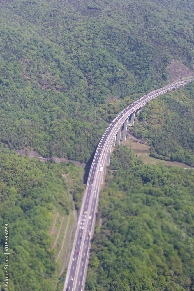 空から見た田舎の山間部の高速道路